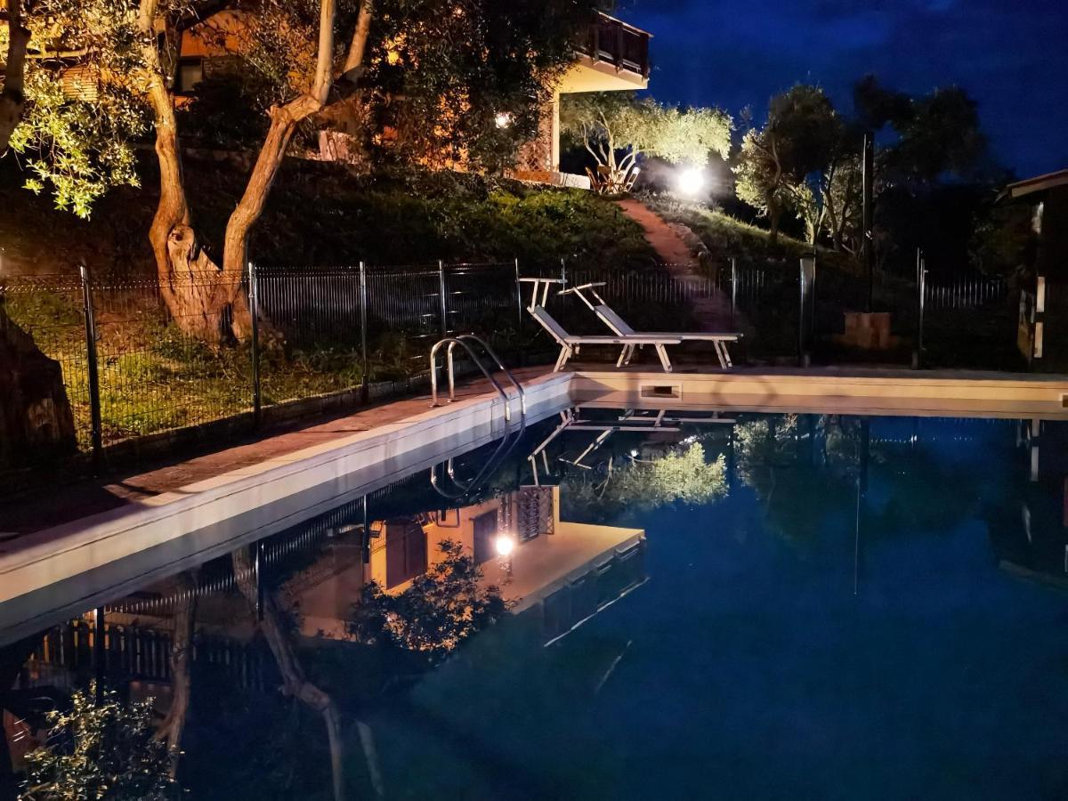 La Corte Degli Ulivi - Albergo Rurale Tresnuraghes Luaran gambar